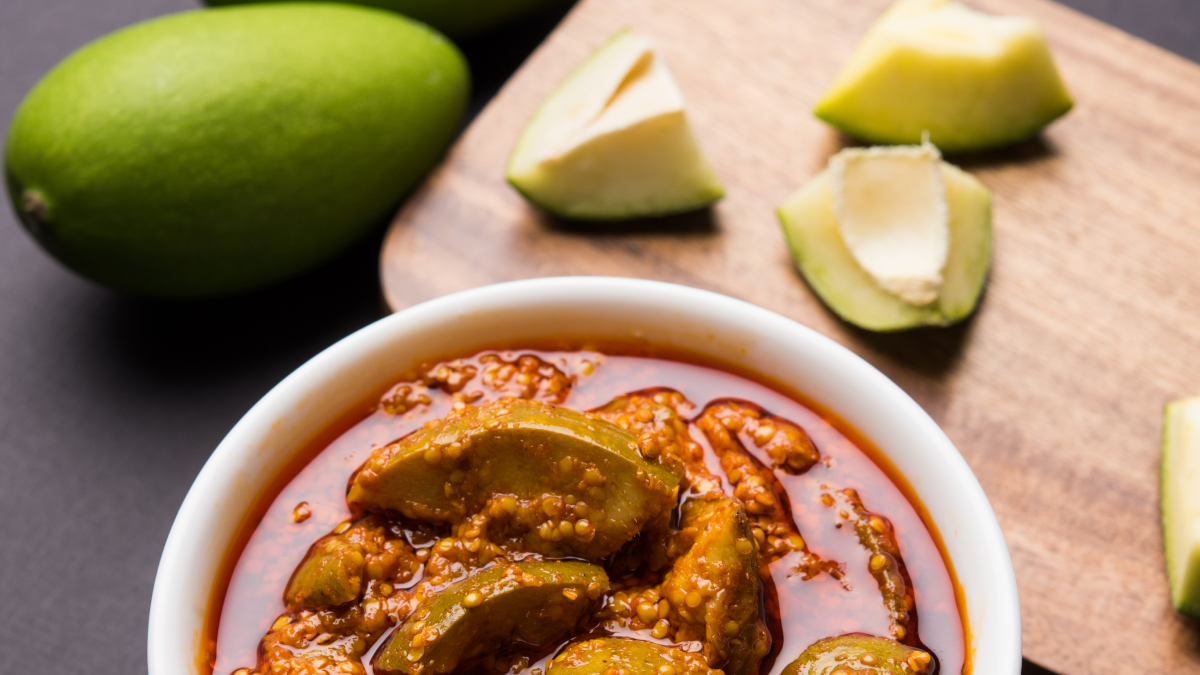 हर भारतीय रसोई की शान – आम का अचार (Mango Pickles) 1 Mango Pickles